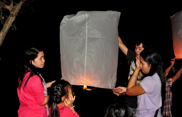 Chiang Mai, Thailand: Lighting Paper Lanterns on New Year's Eve — Stock Photo, Image
