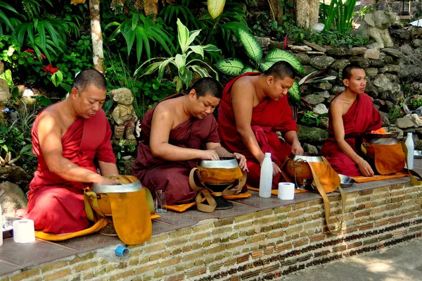 Chiang mai, thailand: Mönche essen Mittagessen im wat palad — Stockfoto