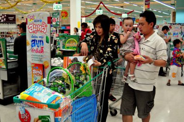 Chiang mai, Tayland: tesco lotus Süper Market alışveriş sepeti ile aile