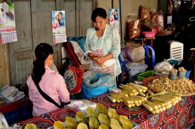 Chiang mai, Tayland: somphet market gıda satan kadınlar