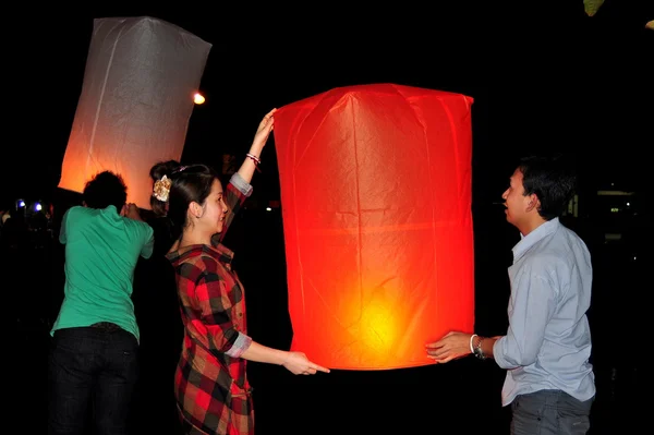 Chiang mai, Thajsko: Thajci osvětlení papírové lucerny na Silvestra — Stock fotografie