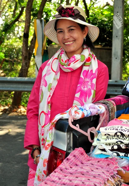Chiang Mai, Thailand: Thai Woman Selling Clothing and Handicrafts — Stock Photo, Image