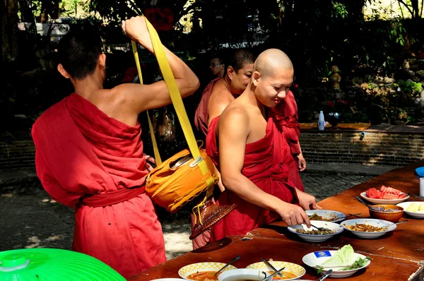 Chiang Mai, Tailândia: Monges em Wat Palad — Fotografia de Stock