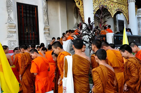 Chiang Mai, Tailandia: Monjes noviciados entrando en Ubosot en Wat Chedi Luang —  Fotos de Stock