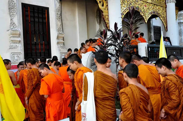 Chiang Mai, Thailand: Novitiate Monks Entering Ubosot at Wat Chedi Luang — Stock Photo, Image