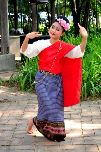 Chiang Mai, Tailandia: Mujer bailando en JJ Sunday Market — Foto de Stock