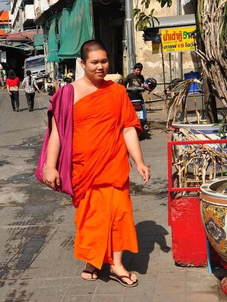 Chiang Mai, Thailand: Monk at Pung Tao Gong Ancestral Temple — Stock Photo, Image