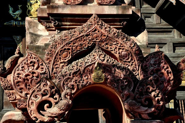 Chiang Mai, Tailandia: Puerta ornamental de Terra Cotta en Wat Phan Tao —  Fotos de Stock