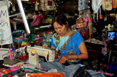 Chiang mai, Tayland: Taylandlı kadın ona dikiş makinesi çalışma