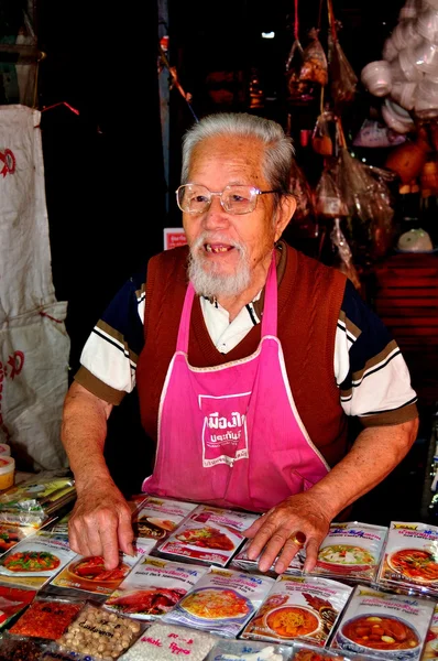 Chiang Mai, Tailândia: Idoso vendendo misturas de molho — Fotografia de Stock