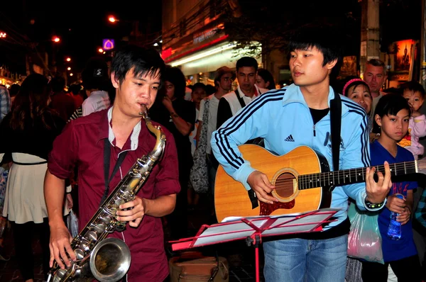 Chiang mai, Tajlandia: muzyków rozrywkowych na ulicy spaceru — Zdjęcie stockowe