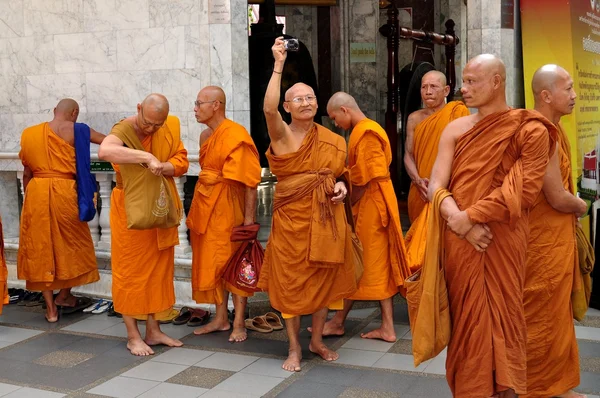 Chiang Mai, Tailândia: Monges em Wat Doi Suthep — Fotografia de Stock