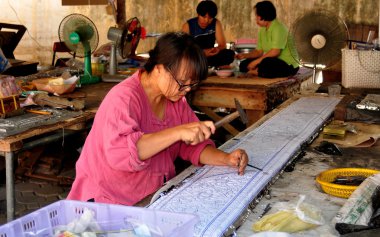 Chiang mai, Tayland: kadın wat sri Süphan, kalay sac işçiliği