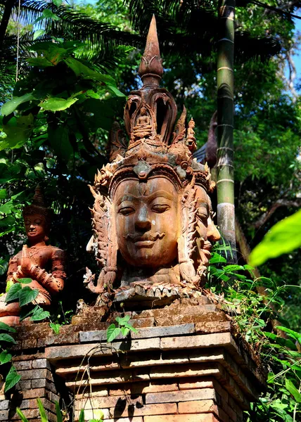 Chiang mai, thailand: korspilen terrakotta buddha vid wat palad — Stockfoto