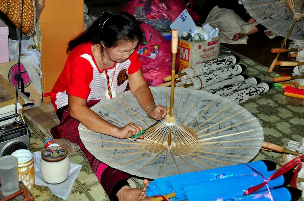 Chiang mai, thailand: kvinna crafting papper parasoll — Stockfoto