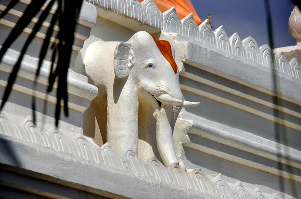Chiang Mai, Tailândia: Figura de elefante branco em Wat Changkam — Fotografia de Stock