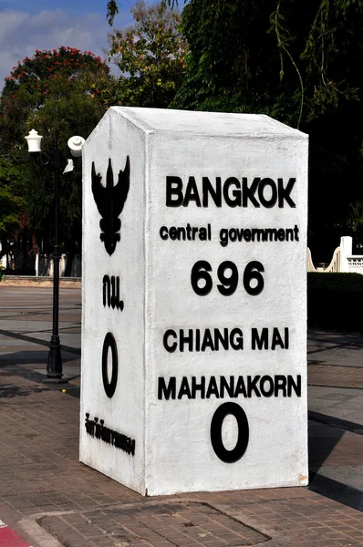 Chiang Mai, Thailand: Mileage Stone Marking Distance from Chiang Mai to Bangkok — Stock Photo, Image