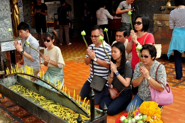Чиангмай, Таиланд: Тайцы молятся в Ват Дои Сутеп — стоковое фото
