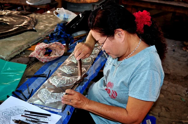 Chiang mai, thailand: artisan crafting tin på wat sri suphan — Stockfoto