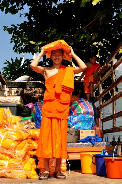 泰国清迈： 年轻的和尚在扫管笏蒜牍卡车上 — 图库照片