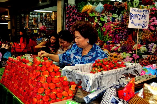 Chiang mai, thailand: leverantör säljer jordgubbar på warowot matmarknad — Stockfoto