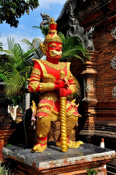 Chiang Mai, Tailândia: Estátua do Guardião Vermelho em Wat Lok Molee — Fotografia de Stock