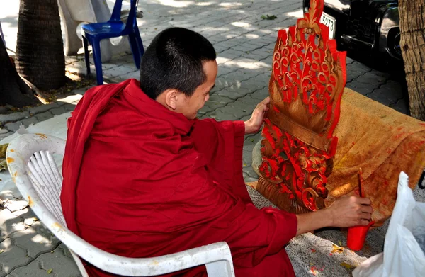 Chiang Mai, Thailand: Monk Painting Window Tracery at Wat Ku Tao — Stock Photo, Image