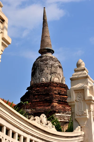 Chiang mai, thailand: grote chedi op wat lok molee — Stockfoto