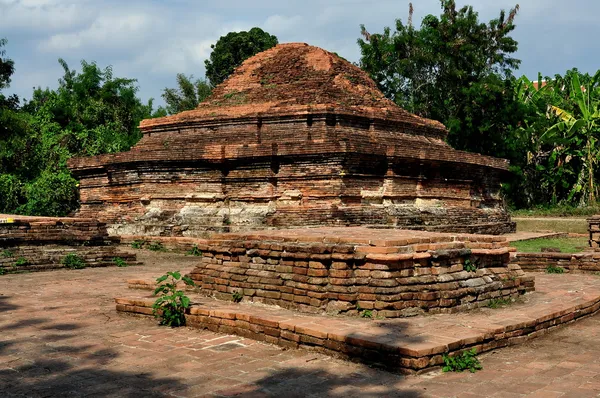 Chiang mai, thailand: baksteen tempel ruïnes in wiang kum kam oude village — Stockfoto