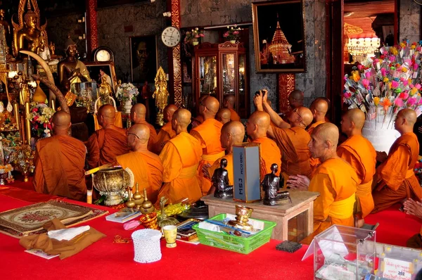 Chiang Mai, Tailandia: Monjes rezando en Wat Doi Suthep —  Fotos de Stock