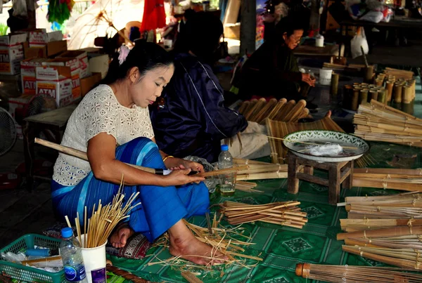 Chiang Mai, Tailandia: Mujer levantando sombrillas en Borsang Village — Foto de Stock