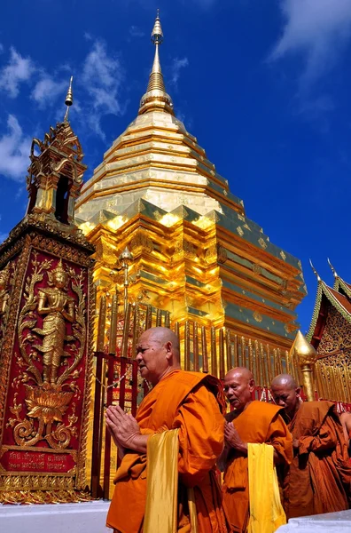 Chiang Mai, Tailandia: Una procesión de monjes en Wat Doi Suthep —  Fotos de Stock