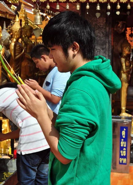 Chiang Mai, Tailândia: Jovem tailandês orando em Wat Doi Suthep — Fotografia de Stock