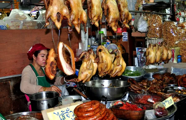 Chiang Mai, Tailândia: Vendedor no mercado de alimentos Warowot que vende aves domésticas e carne — Fotografia de Stock