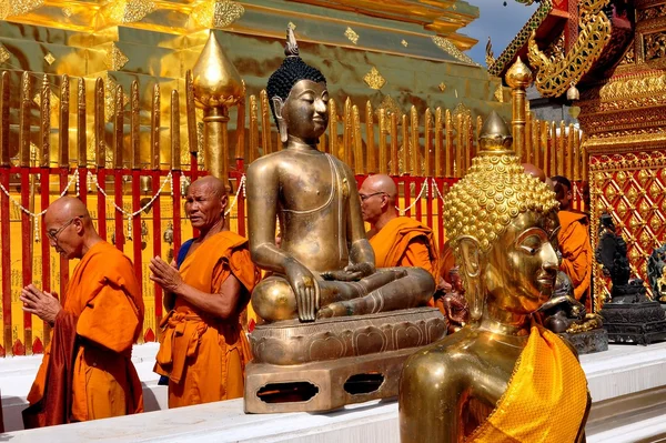 Chiang mai, Thajsko: buddhistické mnichy na wat doi suthep — Stock fotografie