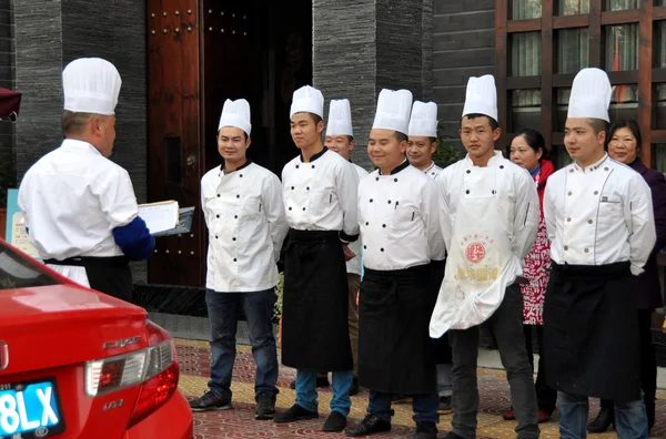 Pengzhou, China: Chefs en el restaurante reciben información previa a la cena —  Fotos de Stock