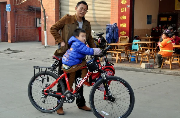 Pengzhou, China: Pai e filho com bicicleta — Fotografia de Stock