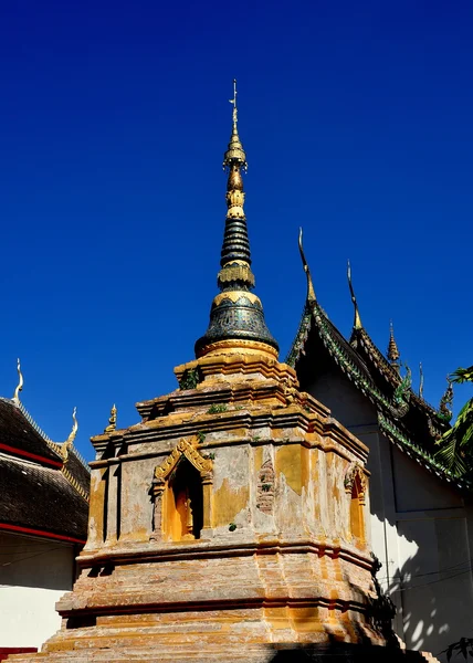 Chiangmai, Thailand: Chedi im Wat Phra Chao Mengrai — Stockfoto
