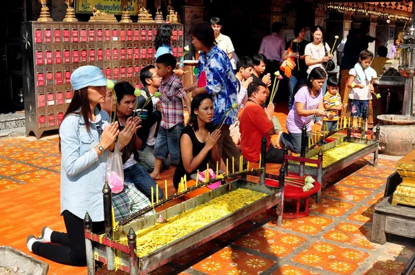 泰国清迈： 虔诚祈祷在扫管笏双龙的泰国人 — 图库照片