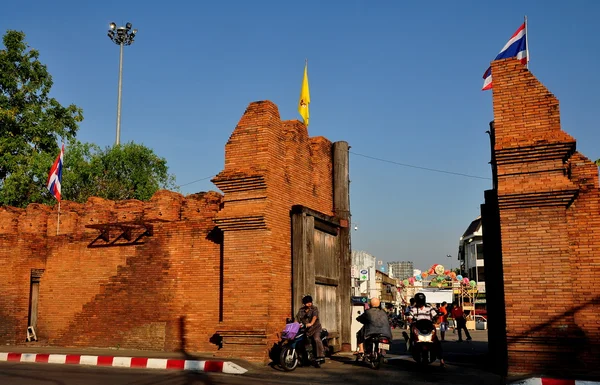 Chiang mai, Thajsko: tha phae bráně ve starých městských hradeb — Stock fotografie