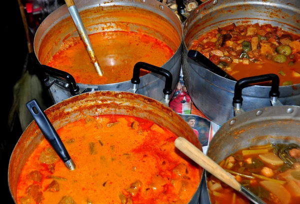 Cbiang Mai, Tailandia: Deliciosos alimentos tailandeses exhibidos en el mercado Warowot — Foto de Stock