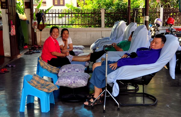 Chiang Mai, Thailand: Thai Women Giving Massage at Wat Sum Pao — Stock Photo, Image