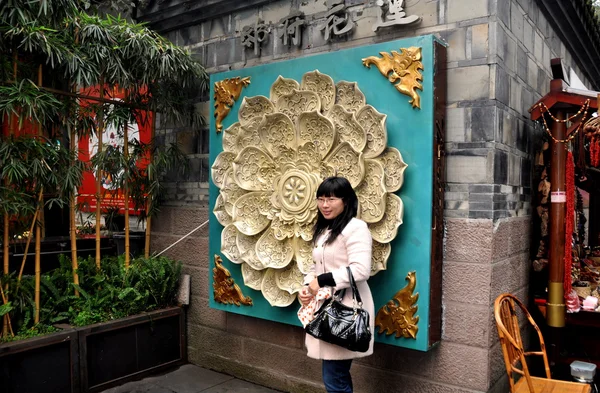 Chengdu, China: Mujer joven posando para la foto en la calle Jin Li —  Fotos de Stock