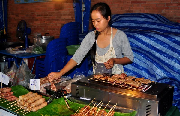 Chiang Mai, Tailandia: Mujer asando salchichas en el Festival Tha Phae — Foto de Stock