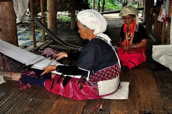 Chiang Mai, Thailand: Hilltribe Women Working at Loom — Stock Photo, Image