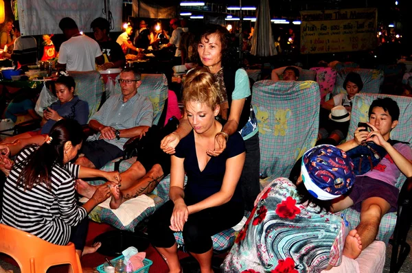 Chiang Mai, Thaland: People Getting Massaged — Stock Photo, Image