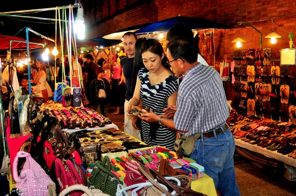 Chiang mai, Tayland: insanlar el sanatları için alışveriş — Stok fotoğraf