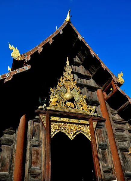 Chiang Mai, Tailandia: Fachada de madera de teca de Wat Phan Tao —  Fotos de Stock