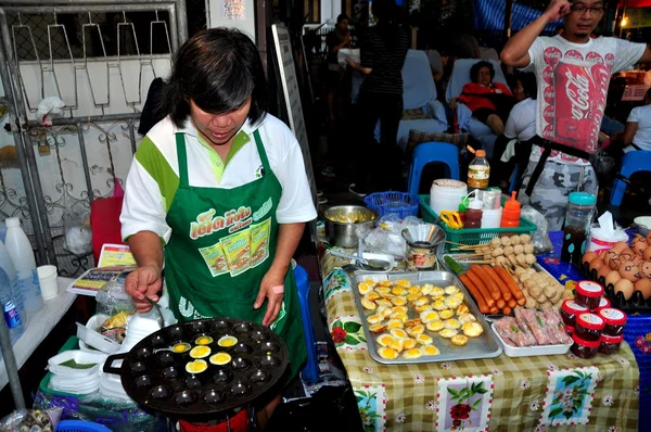 Chiang Mai, Tailandia: Mujer cocinando huevos en Sunday Walking Street — Foto de Stock