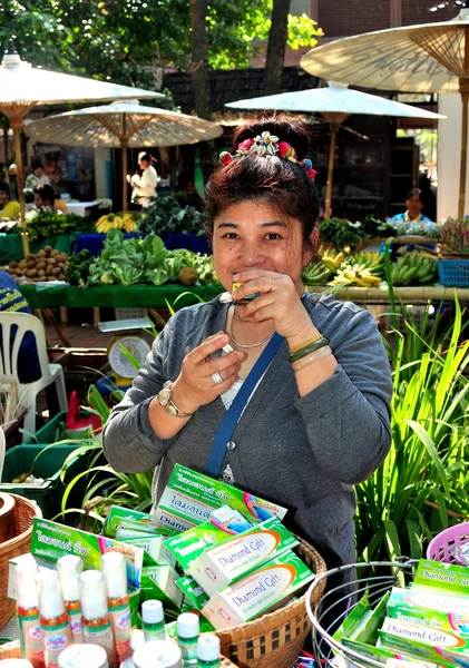 Chiang mai, thailand: thailändische Frau verkauft Geschenkartikel — Stockfoto